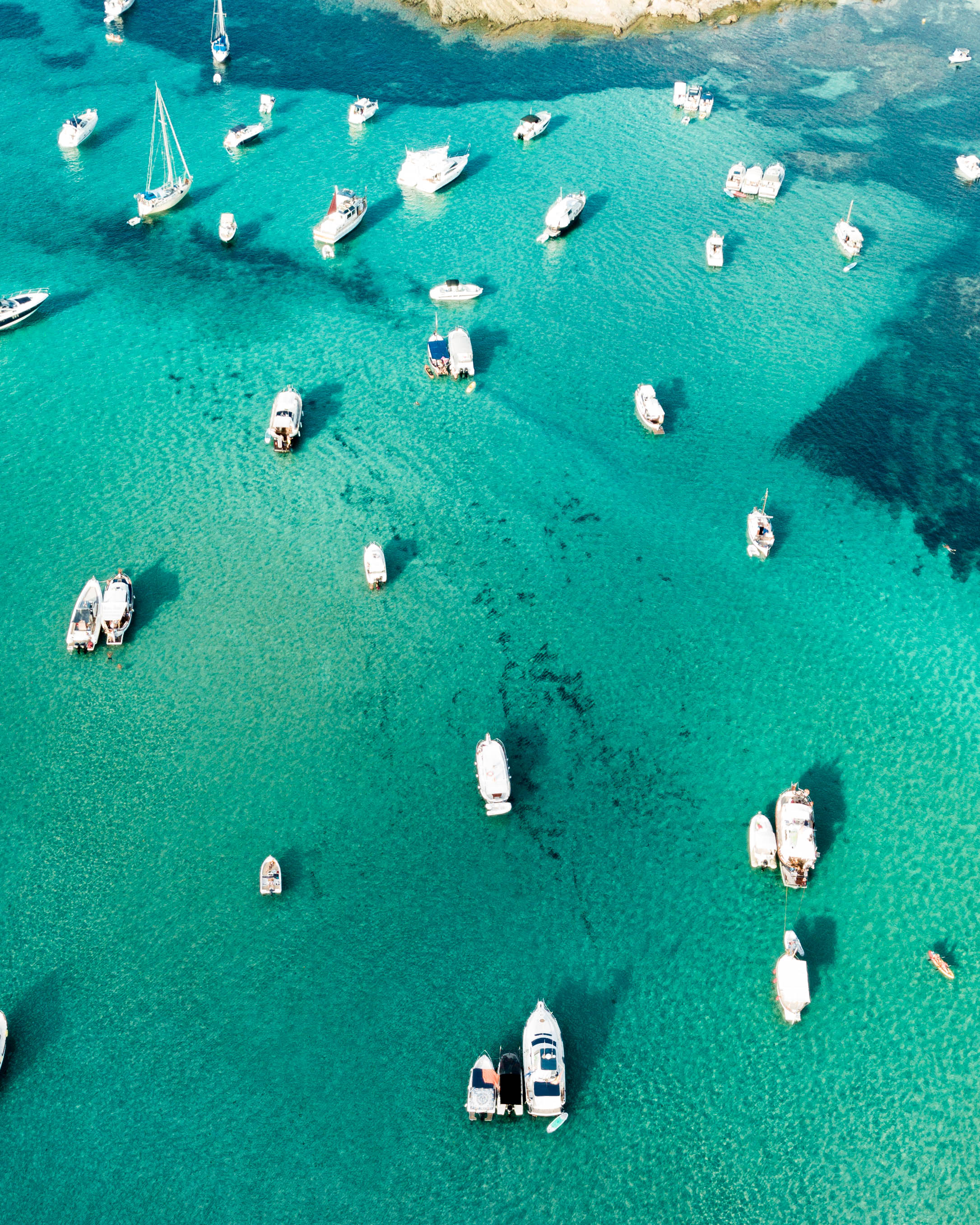 menorca isla colom drone barcos fondeo llaut excursion alquiler barco
