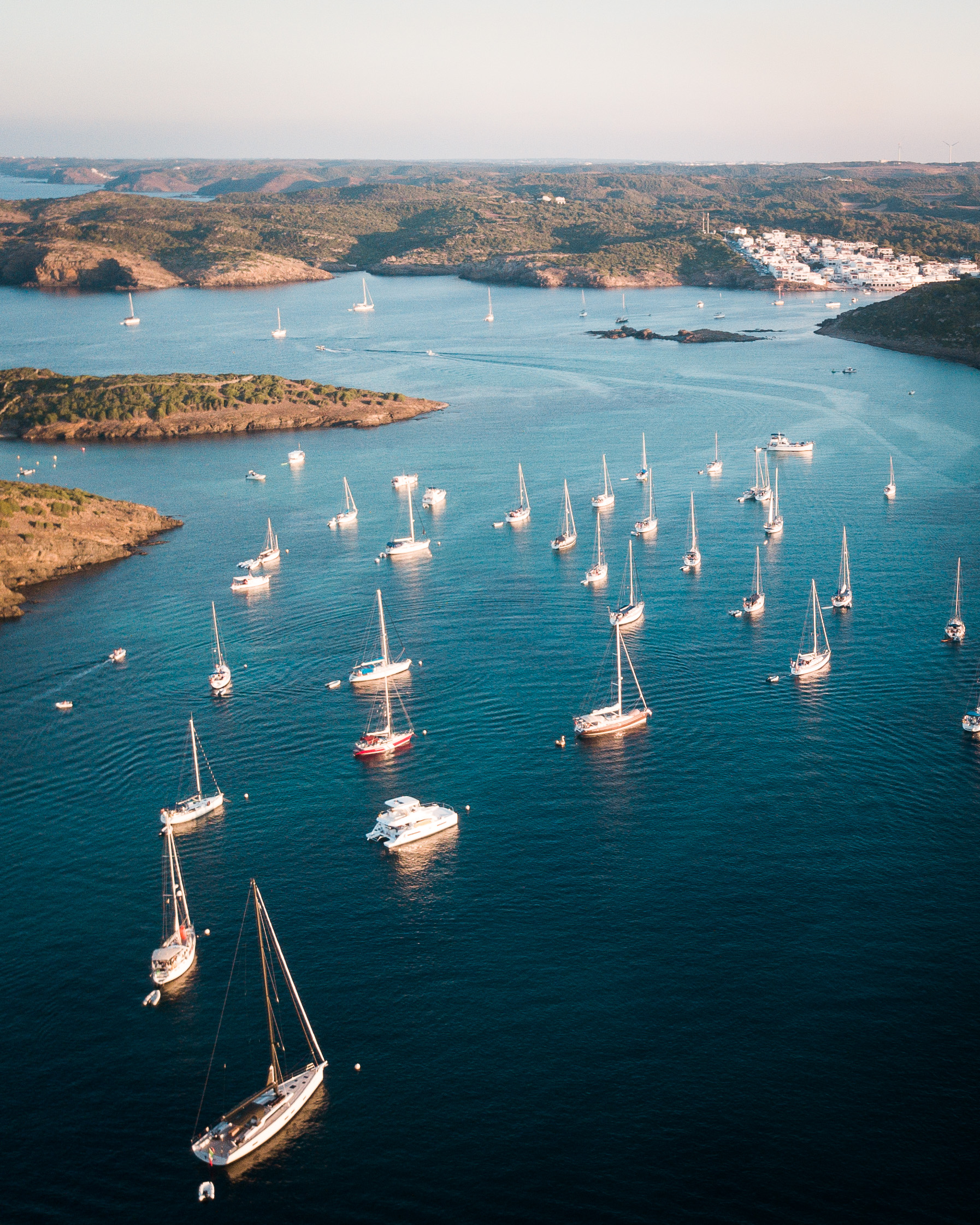 île de minorque colom drone voiliers amarrage llaut excursion location de bateaux