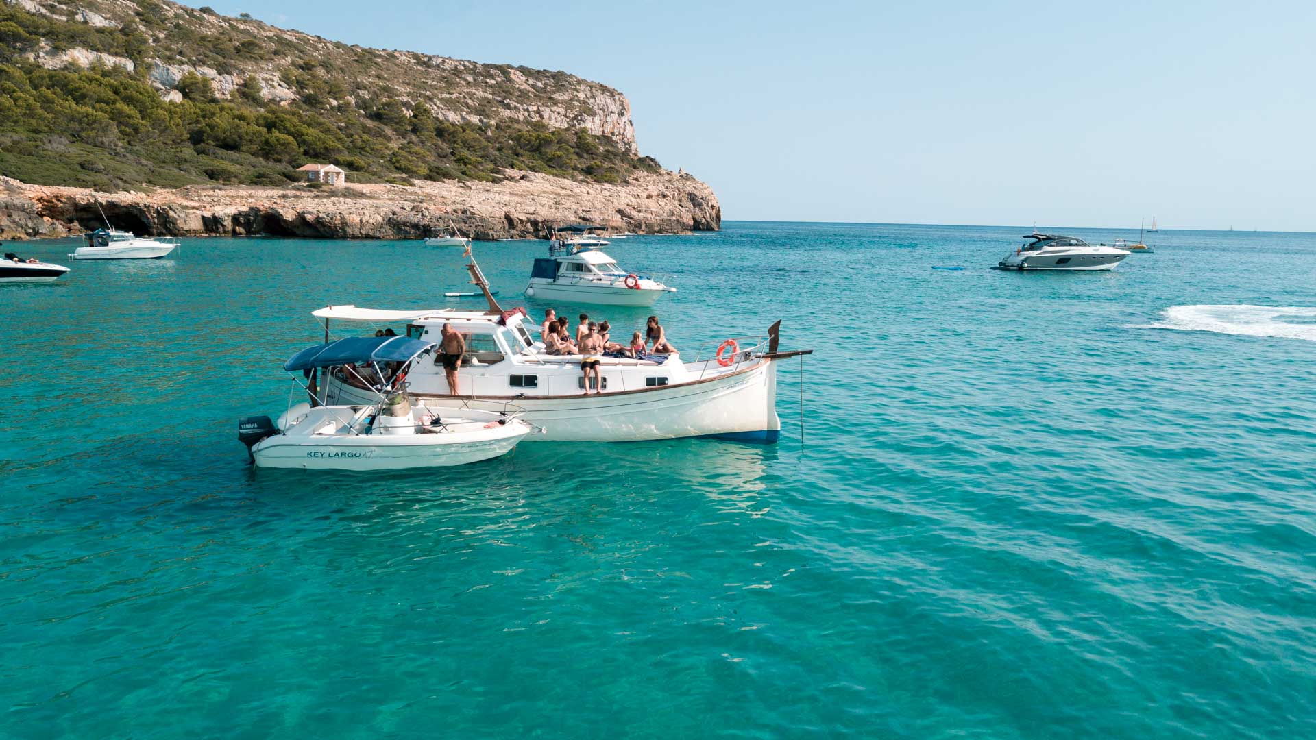 menorca españa sonbou drone llaut excursion alquiler barco