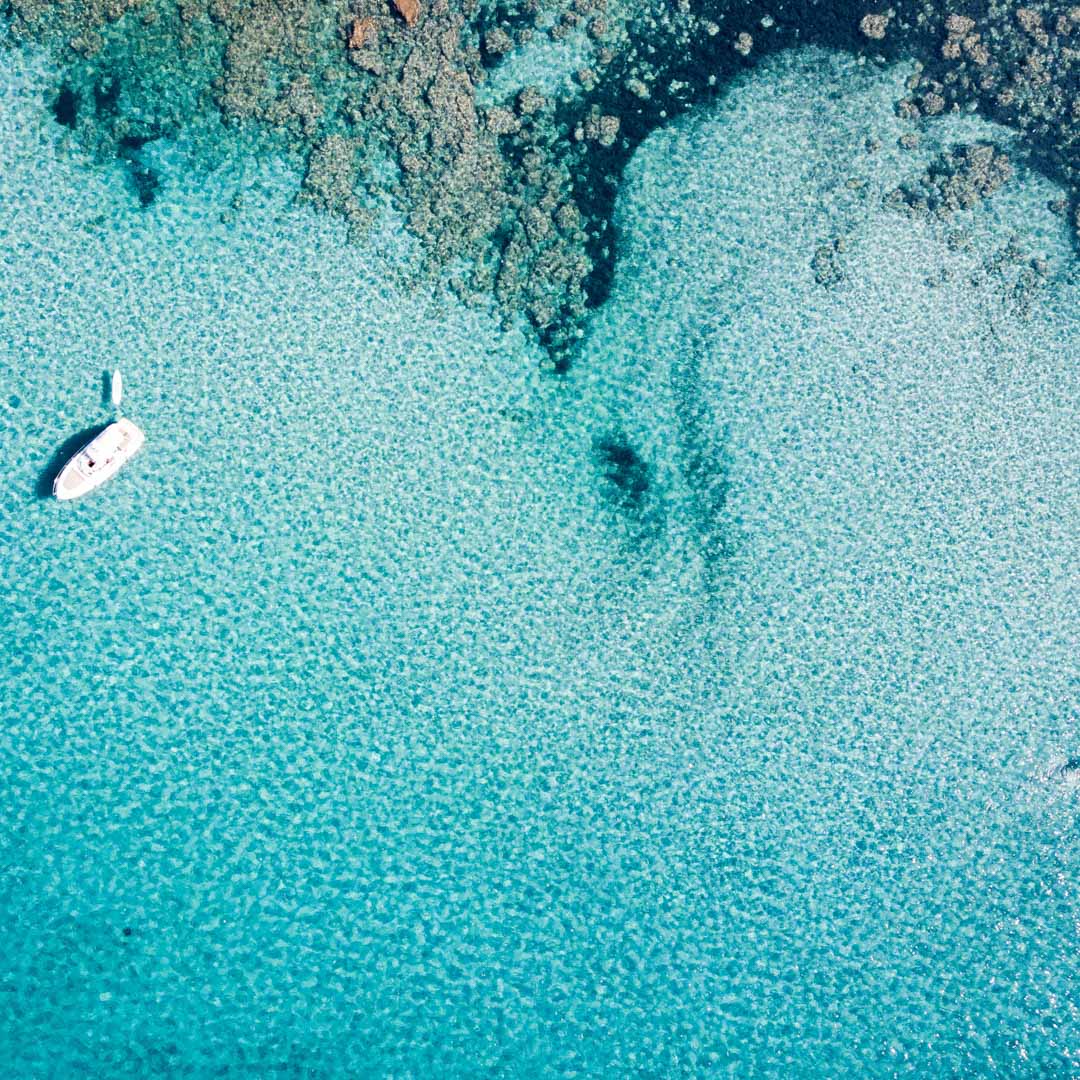 Menorca kristallklares Wasser Drohnenboot mieten