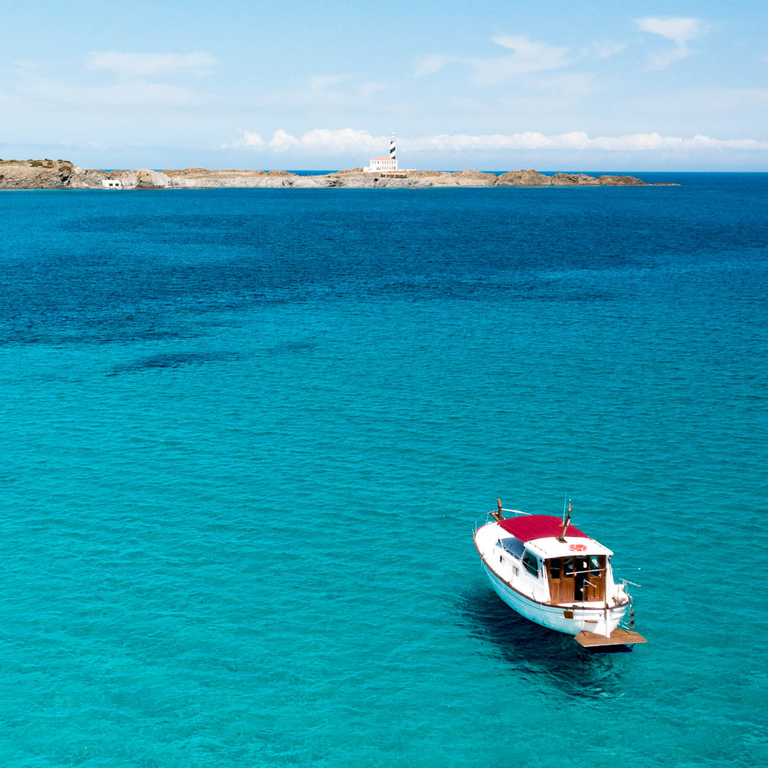 Favaritx Menorca barco alquiler fondeado