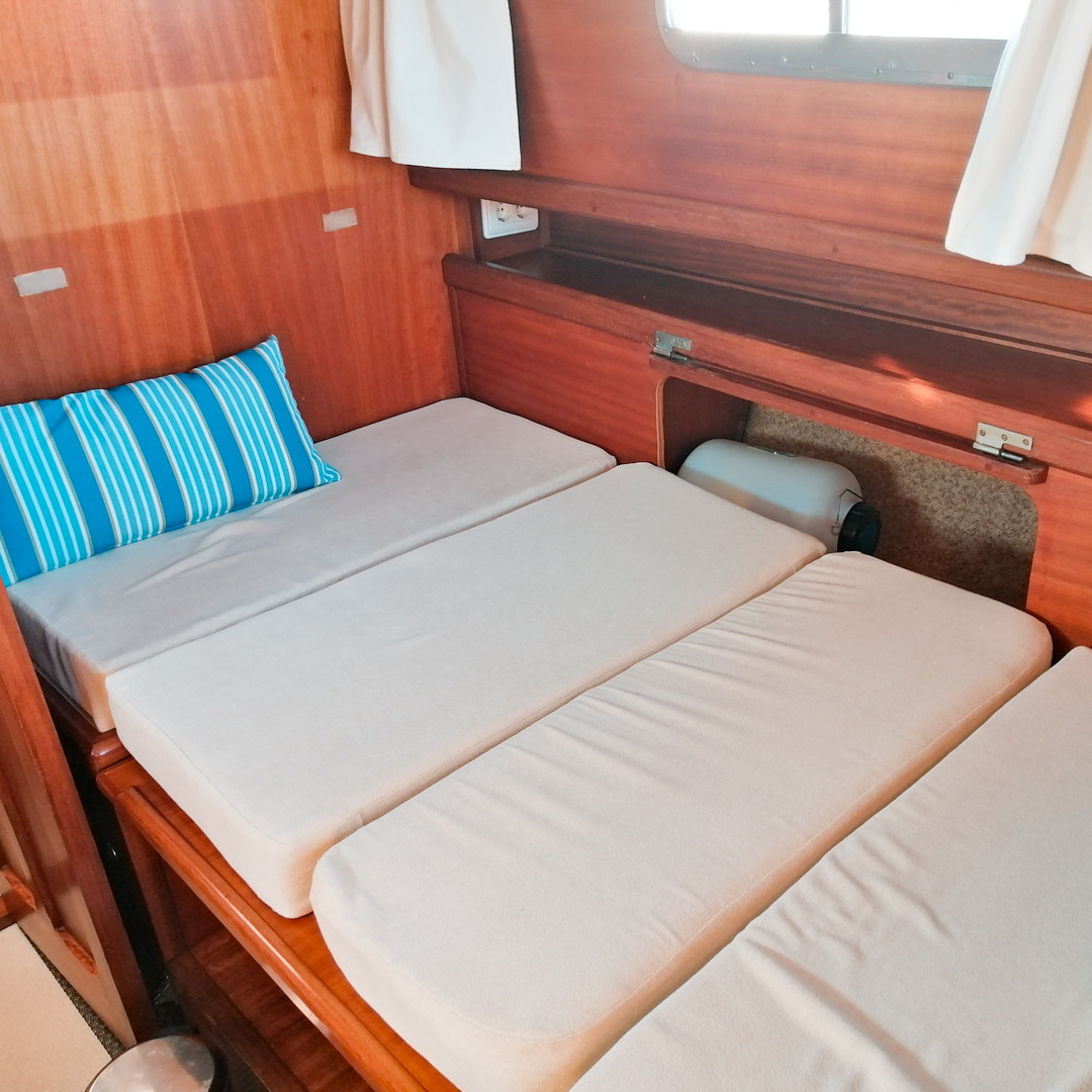 lits de bateau de location de la cabine principale