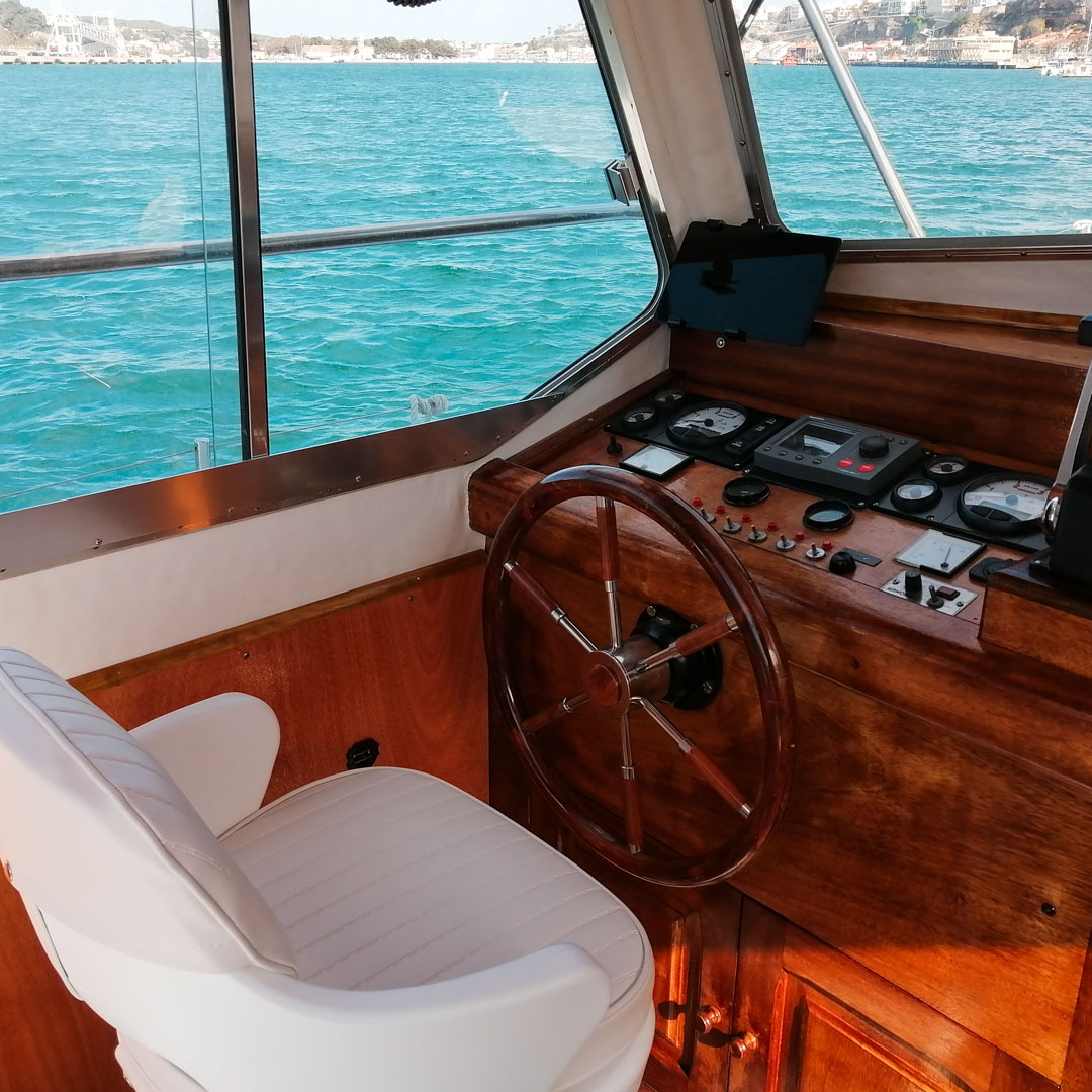 Verleih von Steuerkabinenbooten auf Menorca