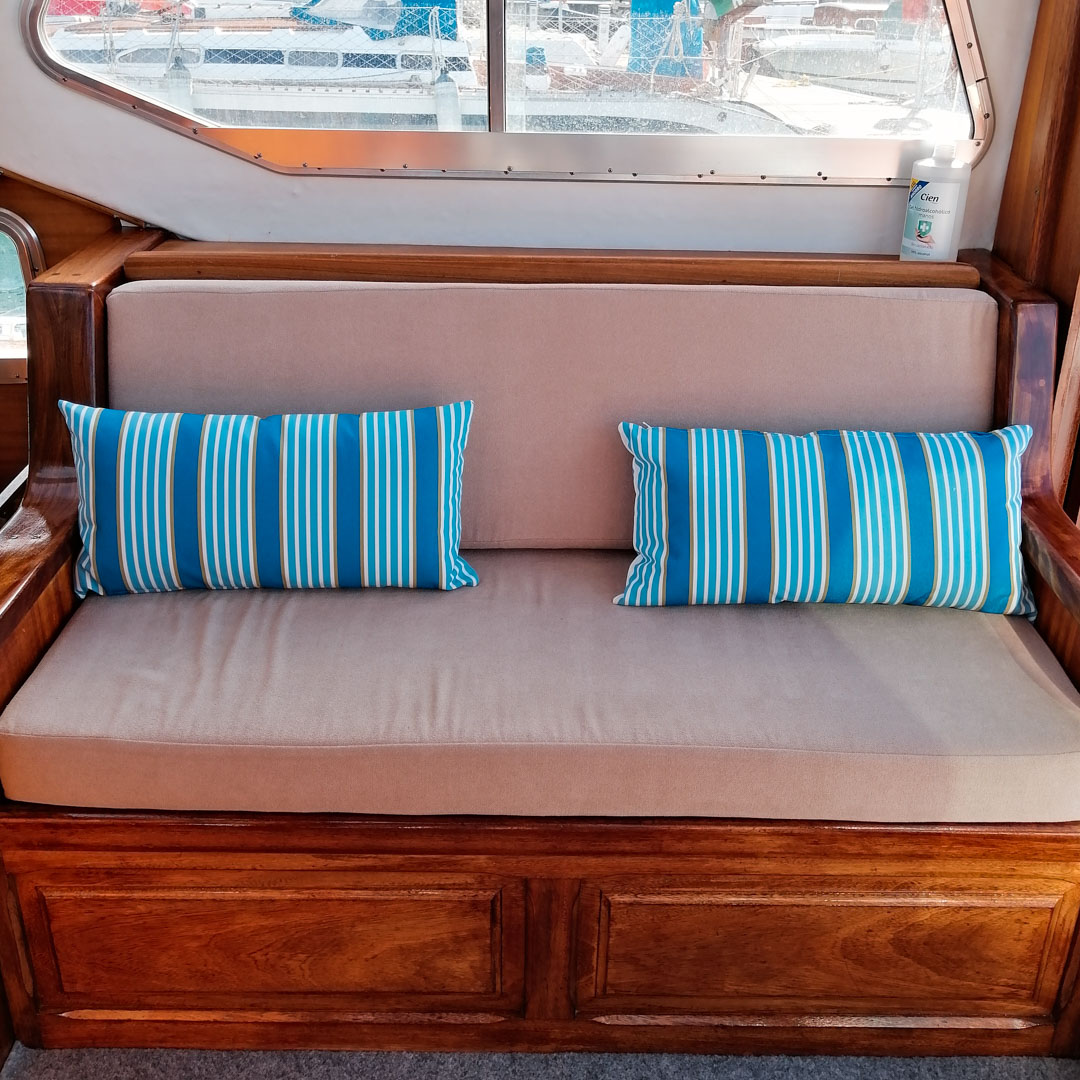 sofa cabina mando proa barco menorca alquiler